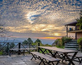 Binsar Forest Retreat - Binsar - Balcón