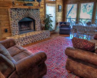 Cozy cedar/rock cabin & bunkhouse with private access to the Frio River. - Leakey - Living room