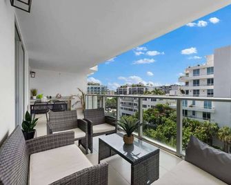 Luxury Condo with Rooftop Pool - 5-Min to Beach - ไมอามีบีช - ระเบียง