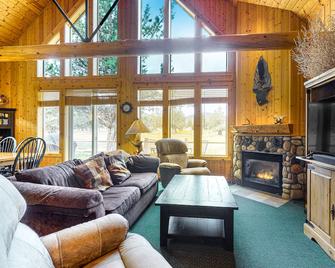 18th Tee Chalet Getaway - Terrebonne - Living room