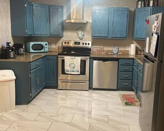 Charming Huge 3-bedroom Chicken Cottage - Woodward - Køkken