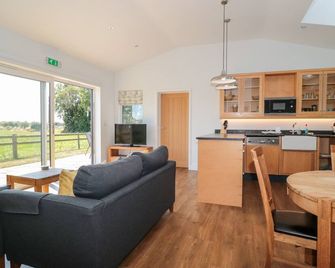 Robins Corner, Family Friendly, Luxury Holiday Cottage In Bleadon - Weston-super-Mare - Living room