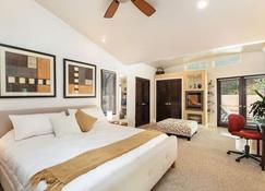 Skyhill Oasis with Luxe Outdoor Living & Hot Tub | Short Walk to Universal! - Los Angeles - Bedroom