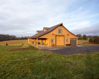 The Mockingbird Farm 'Barn-do-minium' is situated on 27 rolling acres. - Seymour - Edificio