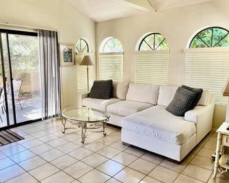 Desert Oasis Resort With 8 Pools + 9 Hot Tubs Near Downtown Palm Springs - Palm Springs - Sala de estar