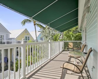 Pool 2 Blocks to Duval St Gated Community Shipyard Treasure by AvantStay - キー・ウェスト - バルコニー