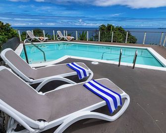 Oceanfront in Hilo Hale Kai Suites Bamboo Room - King Bed, Private Bathroom - 希洛 - 游泳池