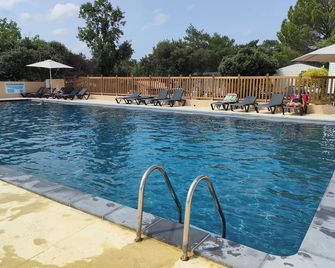 Mobil Home Dans Camping Le Coteau de la Marine - Montagnac-Montpezat - Piscina