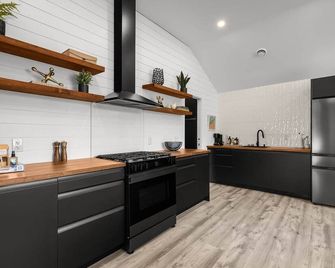 Nalu Lakeside Villa - Porters Lake - Kitchen
