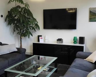 Maison confortable à Vieux-Condé avec jardin privé et parking - Hergnies - Sala de estar