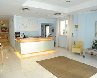 Hotel Chiaraluna - Civitanova Marche - Rezeption