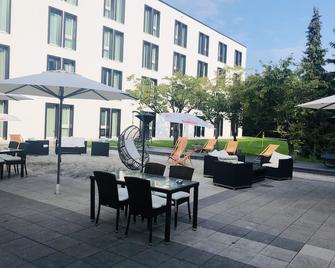 Elaya Hotel Stuttgart Böblingen - Böblingen - Patio