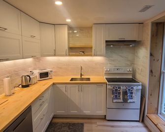 Hello Muskoka! 1 Private Bedroom, Queen Bed - 1 Private Bathroom - Entire Space - Bracebridge - Kitchen