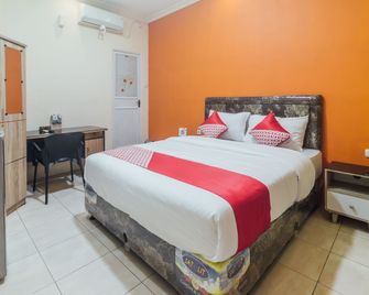 OYO 2010 Satria Guest House - Ambon - Slaapkamer