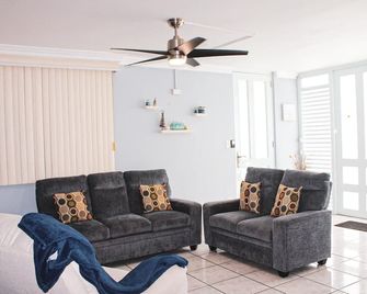 Charming house with Private Pool in San Juan with Air conditioning and Wifi - San Juan - Living room