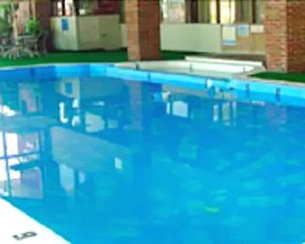 Brentwood Motor Inn - South Yarmouth - Pool