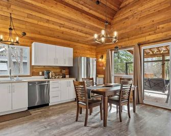 Lake Vibes 3 BD 1 BA Cottage steps from the Lake - Lacombe