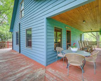 Quaint Cabin with Stream in Blue Ridge! - Sparta - Patio