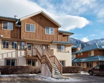 Mountain Gate - Pet Friendly 2BR w Mountain Views and open hot tub - Canmore - Bâtiment