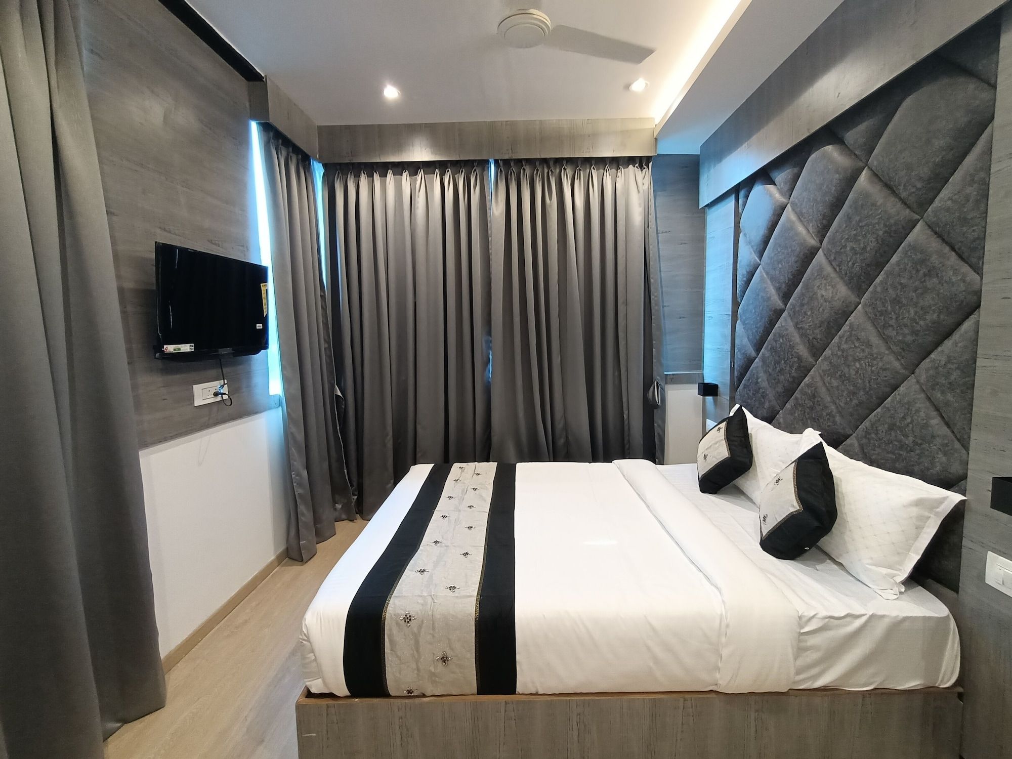 Hotel Beverly Palace Santacruz - Near Bkc - Mumbai Airport T1 - Mumbai