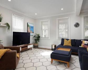 Perfect modern downtown Red Bank Deck and Hot Tub - Red Bank - Living room