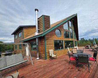 Spacious Lodge in Charming Palmer with Incredible Mountain Views - Palmer - Patio