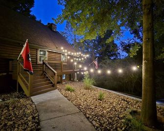 Cozy log cabin, 25 mins to Broadway - Ashland City - Patio