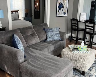 2 Bedroom Apartment Walking distance to downtown Lake Geneva - Lake Geneva - Wohnzimmer