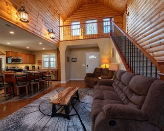 Cedar Ridge is a beautiful three bedroom and two bath house - Deepwater - Living room
