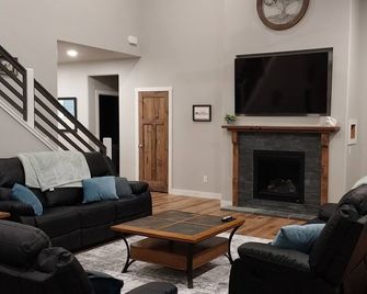 New spacious beautiful Home in enchanting Hill City! - Hill City - Вітальня