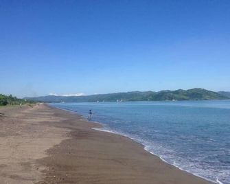 The Only Beachfront Bungalow near Harbor - Tawun - Plage