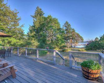 The Bungalow on the Shore In West Sound - Eastsound - Balcony