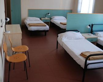 Il Chiostro Hostel And Hotel - Alessandria - Habitación