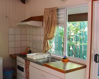 Room Vaiora 4 pax beach access, air-conditioned kitchen bathroom, free breakfast - Papetoai - Cuisine