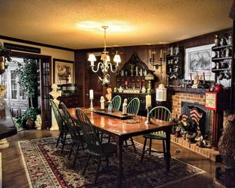 Historic B&B located walking distance to the Williamsburg and The College of W&M - Williamsburg - Dining room