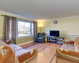 Backyard and Deck Family-Friendly Lorton Home! - Lorton - Sala de estar
