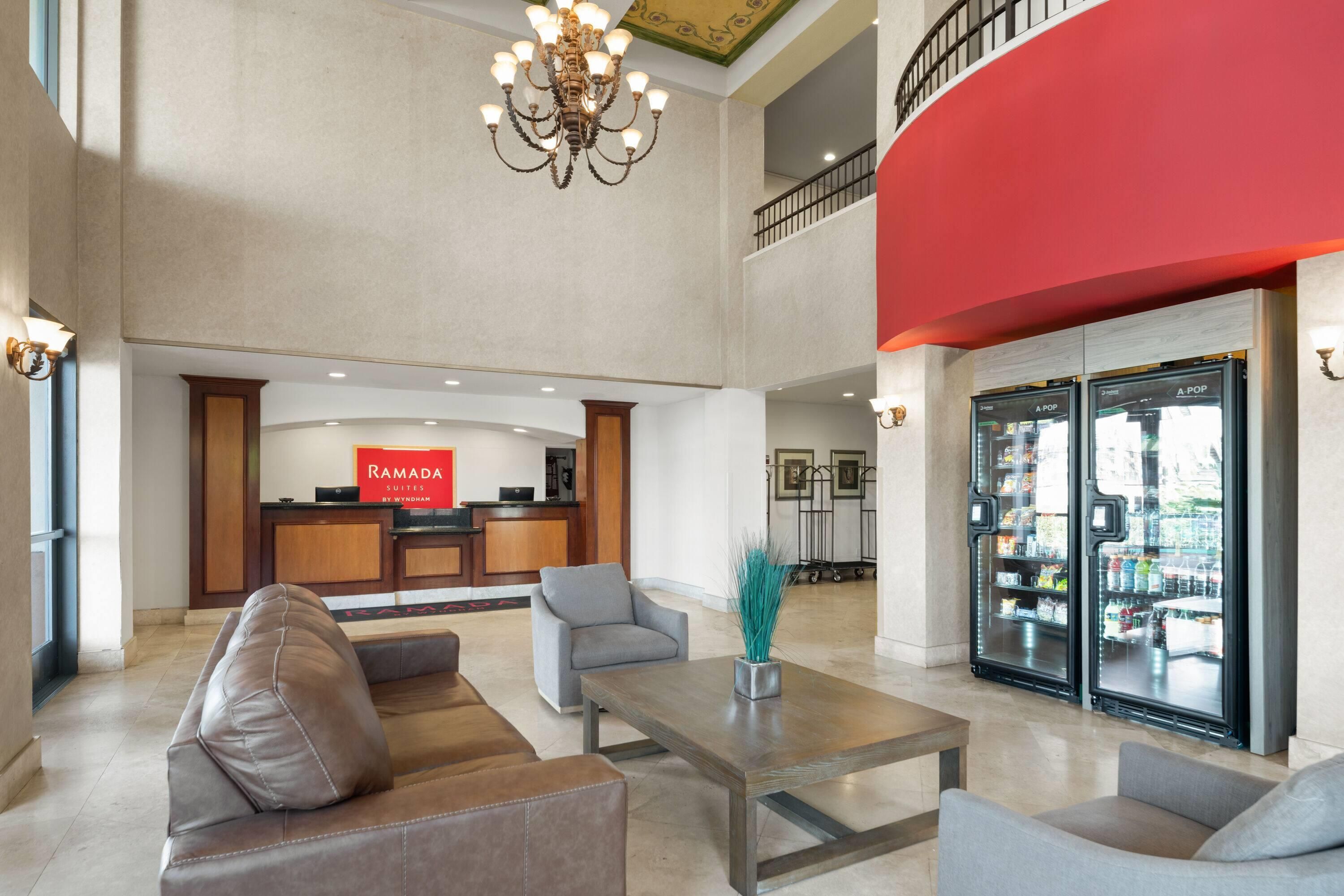 Ramada Suites by Wyndham San Diego/Hotel Circle Area - San Diego - Lobby
