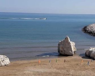 La Scogliera Bed & Breakfast - Rodi Garganico - Beach