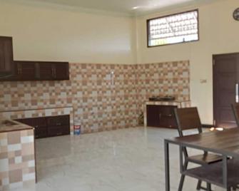 Express O 91708 Rumah Sriwijaya 12a Syariah - Jember - Kitchen