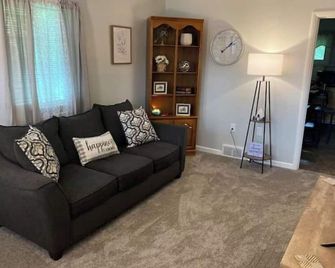 Cliffside Getaway: Turning Stone, Vernon Downs,etc - Oneida - Living room