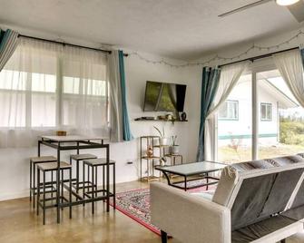 Cozy Space - 1 Mi to Ocean! - Keaau
