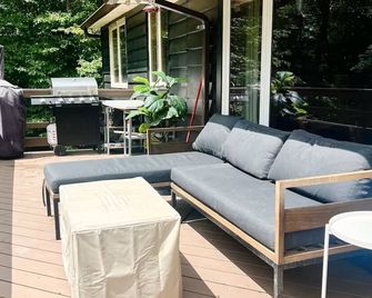 Cozy Cabin on the water! Close to ski hill and recreational trails. - Calabogie - Patio