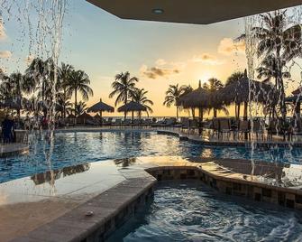 Playa Linda Beach Resort - Noord - Pool