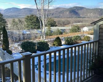 Views of White Mountains! 2 miles from center of North Conway! Ski, shop, hike! - Intervale - Balkon