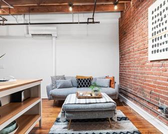 Loft + Walkable to Downtown + Parking - Kansas City - Living room