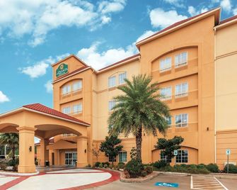 La Quinta Inn & Suites by Wyndham Houston Bush Intl Airpt E - Humble - Gebouw