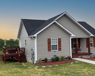 Great Little Guest Suite With Private Entry & Deck! Pet Friendly & 30 Mins To Nashville! - Ashland City - Edificio