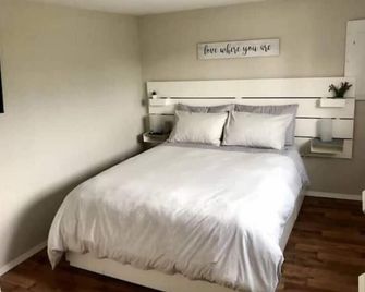 Comfy and modern private suite - everything you need for a short to midterm stay - Dryden - Habitación