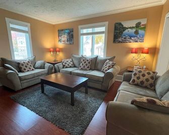 Flint Haus - Frankenmuth Vacation Homes - Frankenmuth - Living room