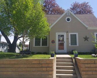Updated Clear Lake Home near Downtown! - Clear Lake - Budova